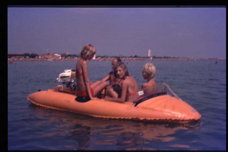 01.Bibione jul 1975 Brigitte,Marion,Peter.JPG